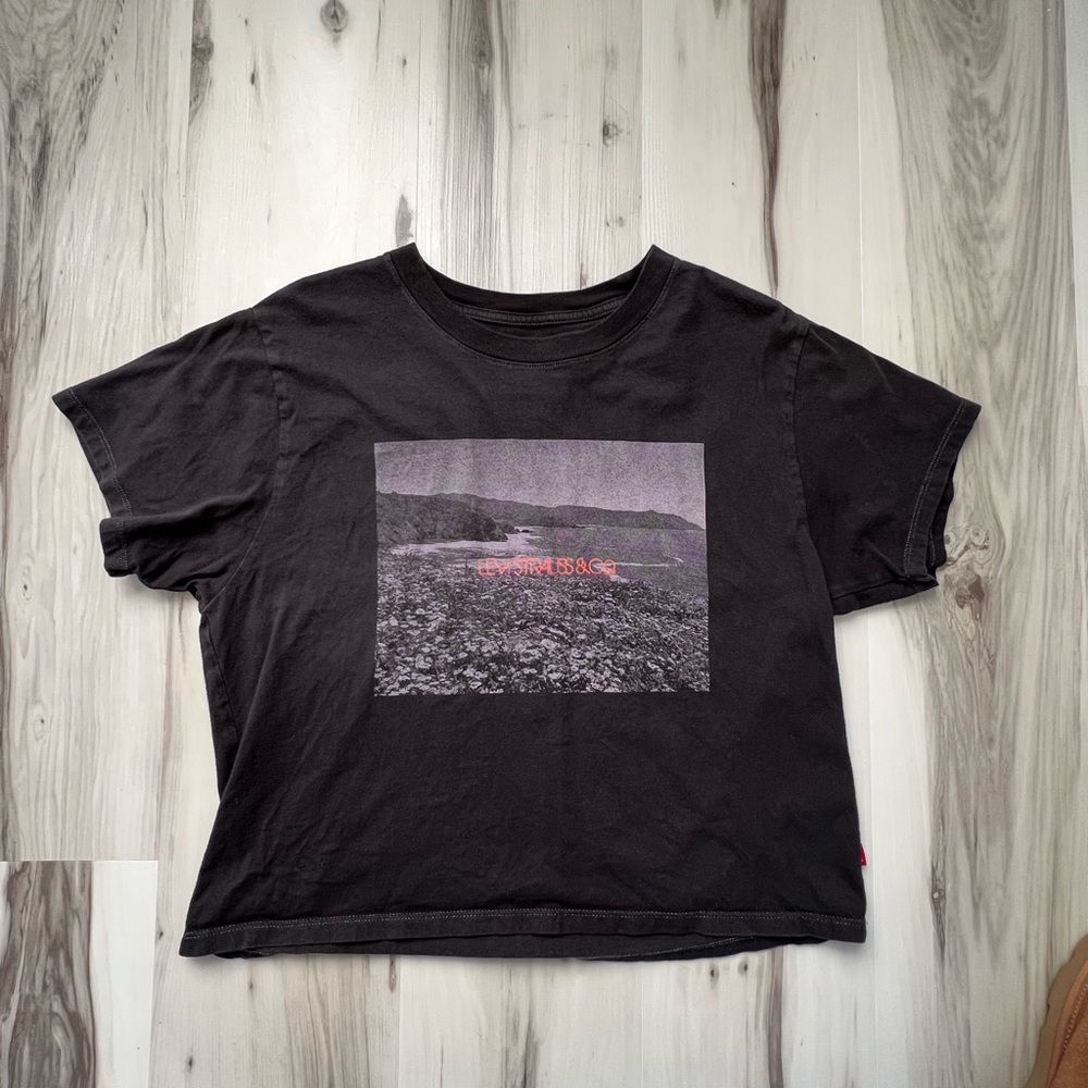 3/$14 LEVIS - Women’s T-Shirt